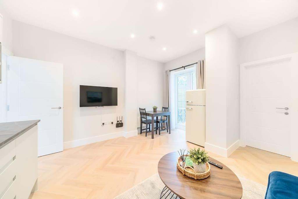 The Solo Haven 20 Min To Central London Bagian luar foto